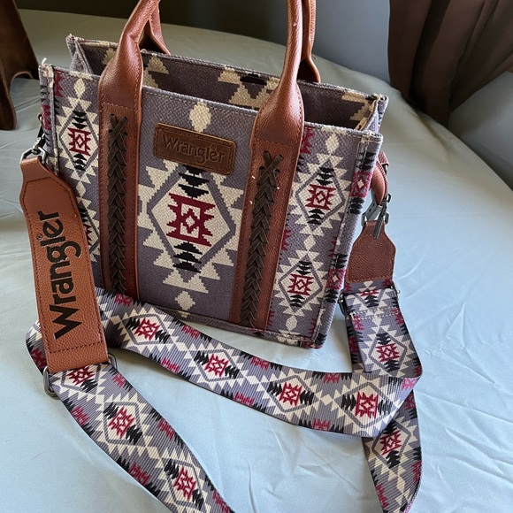 Wrangler Women's Tote Southwest Pattern - Gray/Red - Picture 1 of 4